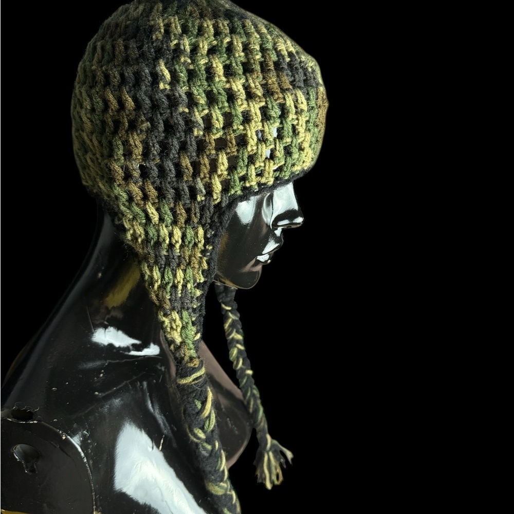 VTG Handmade Crocheted braided with Pom- Pom Camu trendy Unisex Knit Beanie 1sz